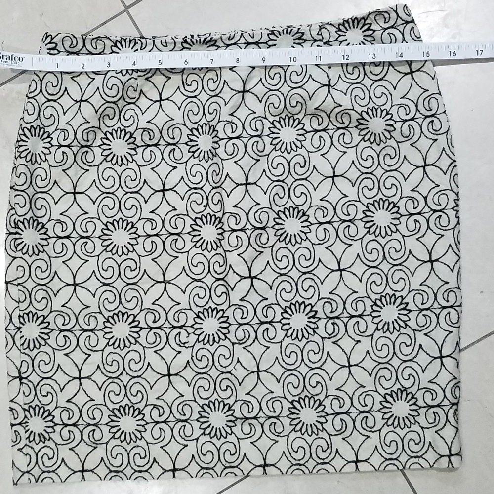 Bandolino Petite Linen Embroidered skirt